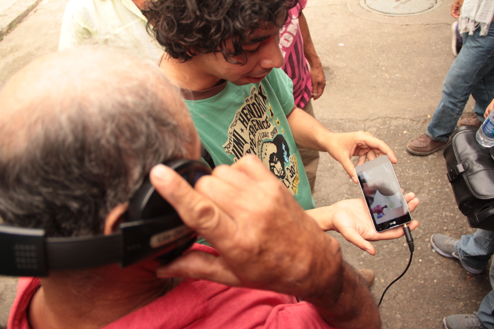 mostrandole el video a don jerardo